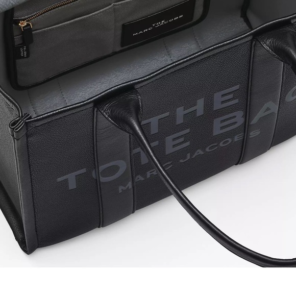 Marc Jacobs Black Tote Bag with Minimalist Design - Picture 9 of 14